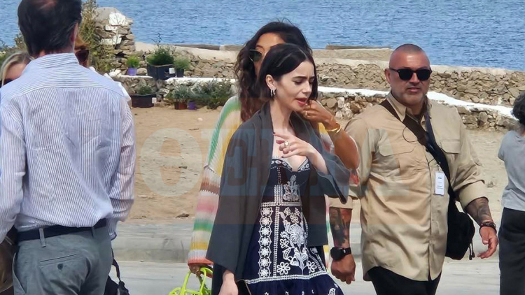 Η Λίλι Κόλινς στους ανεμόμυλους της Μυκόνου για τα γυρίσματα του Emily in Paris, δείτε φωτογραφίες
