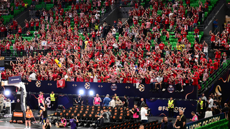 Σε ρυθμούς Final Four η Αθήνα: Δέκα χιλιάδες οπαδοί του Ολυμπιακού γεμίζουν το T-Center, βγήκαν για ζέσταμα οι παίκτες, αποθέωση για Μπαρτζώκα, δείτε βίντεο 