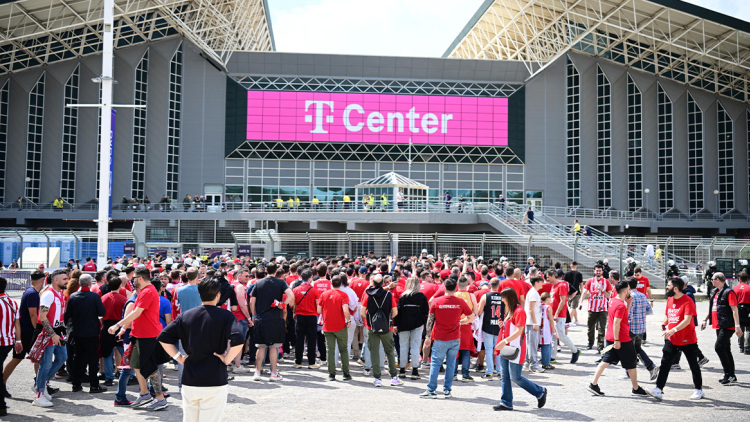 Σε ρυθμούς Final Four η Αθήνα: Κοκκινίζουν το T-Center οι οπαδοί του Ολυμπιακού - Αναχώρησε από το ξενοδοχείο η αποστολή των Πειραιωτών, οι 12 του Μπαρτζώκα