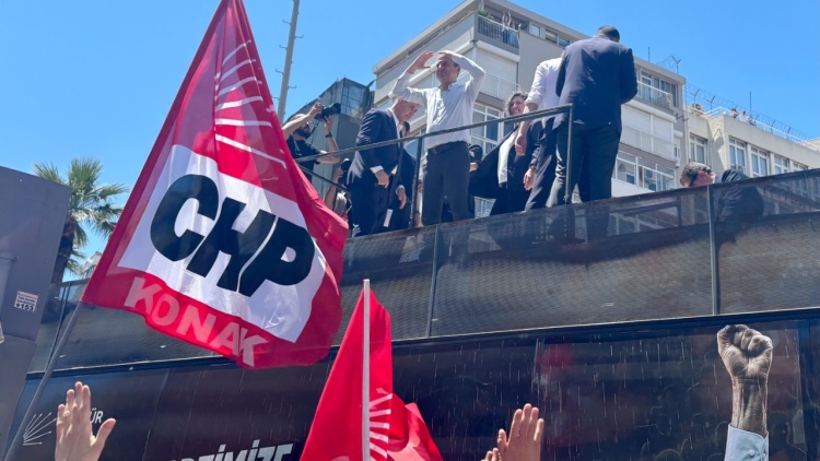 Πιέσεις από γερμανικά κόμματα για αυστηρότερη στάση απέναντι στον Ερντογάν μετά την καθαίρεση του Οζέλ