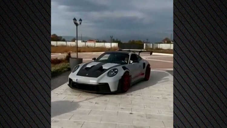 Τα supercars των Βιλανάκηδων στο μικροσκόπιο των Αρχών: Δείτε βίντεο με την Porsche GT3 RS των 350.000 ευρώ μέσα στον οικισμό της οικογένειας