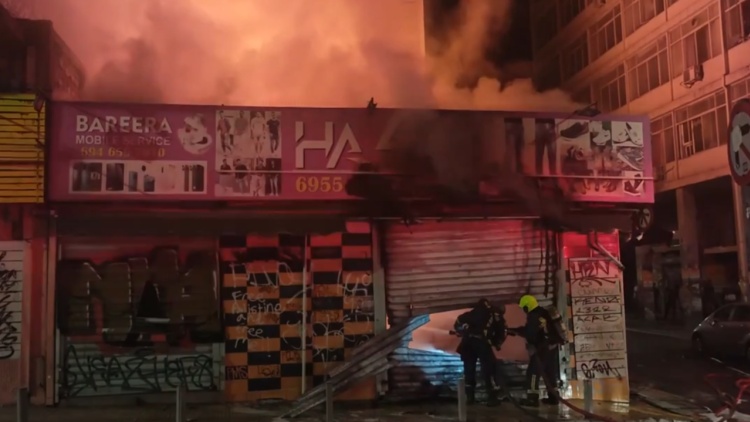 Φωτιά κατέστρεψε ολοσχερώς κατάστημα κινητής τηλεφωνίας στο κέντρο της Αθήνας, δείτε βίντεο 