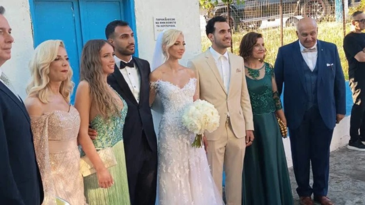 Ο Βαγγέλης Παυλίδης και η Μαριάννα Σολκίδου ενώθηκαν με τα δεσμά του γάμου μετά από 10 χρόνια σχέσης, δείτε βίντεο
