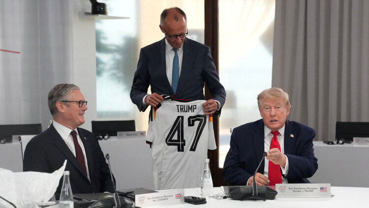 Σε εξέλιξη η κρίσιμη Σύνοδος των G7 στο Εβιάν: Το δώρο του Μερτς στον Τραμπ, οι θερμές χειραψίες και ο απώτερος στόχος του Ζελένσκι