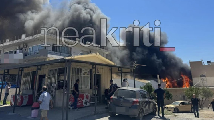 Ξέσπασε φωτιά σε εργοστάσιο στο Ηράκλειο, οι φλόγες καίνε δίπλα στα σπίτια,  μαύρος καπνός έχει «σκεπάσει» την περιοχή 