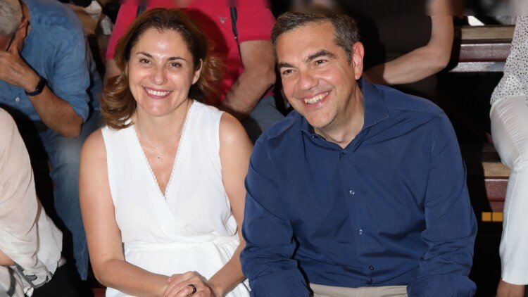 Ο Αλέξης Τσίπρας και η Μπέτυ Μπαζιάνα πήγαν σε επιθεώρηση που σατιρίζει και τον πρόεδρο της ΕΛΑΣ