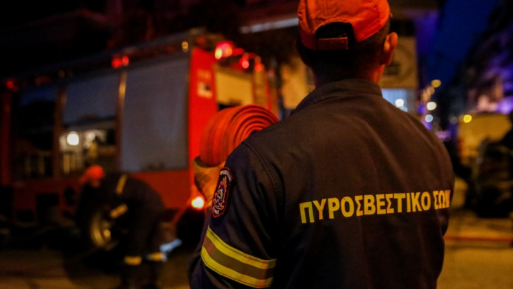 Μεγάλη κινητοποίηση της Πυροσβεστικής για φωτιά στα Άνω Λιόσια κοντά σε οικισμό Ρομά