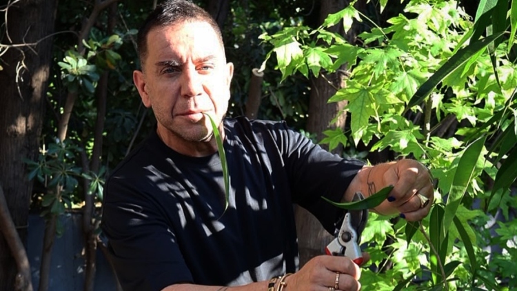 Ο Γιώργος Μαζωνάκης φωτογραφίζεται ως... «αγρότης μόνος ψάχνει»