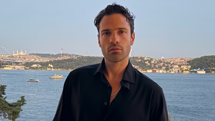 Με φόντο τον Βόσπορο ο Κωνσταντίνος Αργυρός μετά τις εμφανίσεις του στην Κωνσταντινούπολη