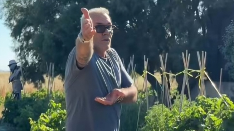 Η φάρσα στον Στέλιο Ρόκκο από τη σύζυγό του: Πίστεψε ότι είχαν μπει κατσίκες στο μποστάνι του και έτρεξε να... σώσει τα καρπούζια του