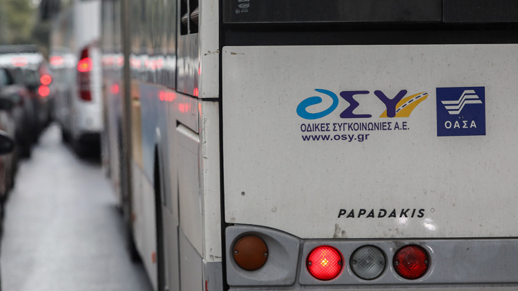 Λεωφορείο συγκρούστηκε με τρόλεϊ στην Πανεπιστημίου, 4 ελαφρά τραυματίες