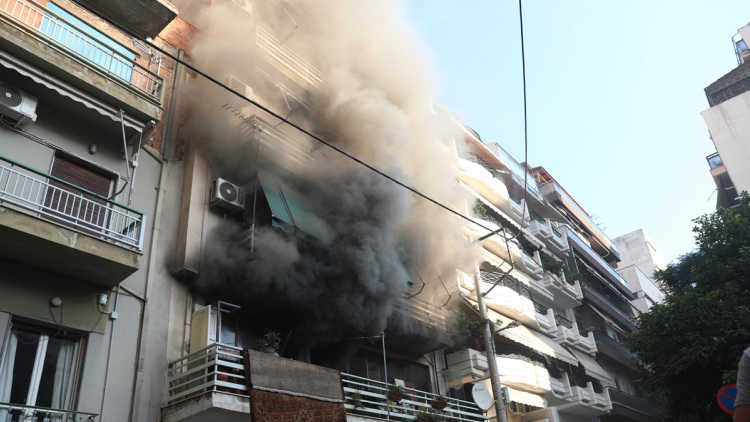 Φωτιά τώρα σε διαμέρισμα στον Πειραιά, κινητοποίηση της Πυροσβεστικής, δείτε βίντεο και φωτογραφίες