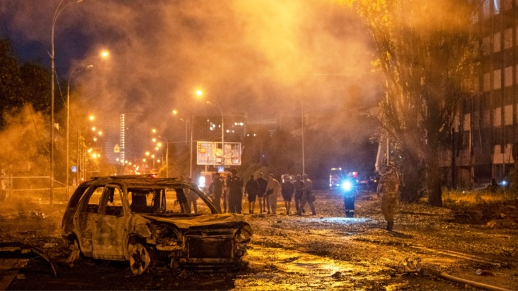 Αλλεπάλληλες εκρήξεις στο Κίεβο μετά από ρωσική βαλλιστική επίθεση 