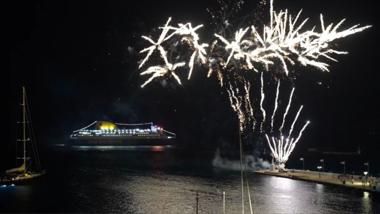 Το Blue Star Μύκονος απέδωσε τιμές στη Μεγαλόχαρη της Τήνου, δείτε βίντεο