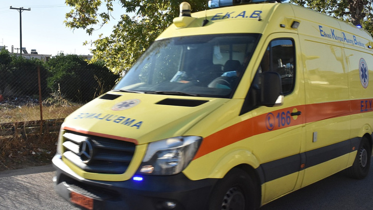 Αυτοκίνητο άρχισε να κινείται και εγκλώβισε 72χρονο στη Σύρο, στο νοσοκομείο σε σοβαρή κατάσταση