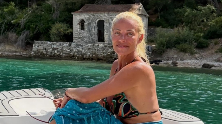 Η βόλτα της Ζέτας Μακρυπούλια με φουσκωτό: «Έστω και στην εκπνοή, λίγο καλοκαίρι και για μένα»