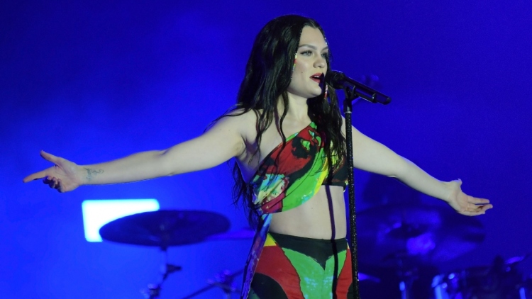 Jessie J: Θέλω να κάνω επιτέλους τη δεύτερη επέμβαση αποκατάστασης μετά τον καρκίνο, να θεραπευτώ και να επεξεργαστώ όσα έχω περάσει
