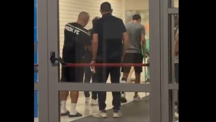 Αγωνία στον ΠΑΟΚ για τον Γιαννούλη, έφυγε με πατερίτσες από το ΟΑΚΑ, δείτε βίντεο 