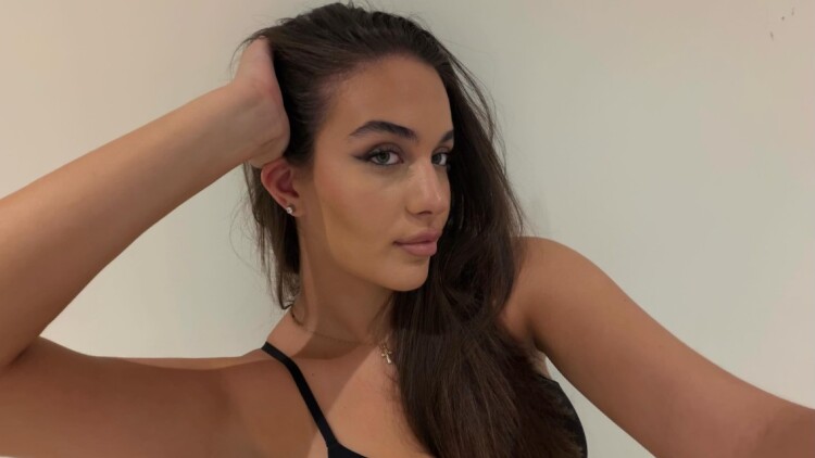 Βικτώρια Δέλλα: Οι νέες φωτογραφίες της στο Instagram και το σχόλιο «η Γωγώ Μαστροκώστα μελαχρινή»
