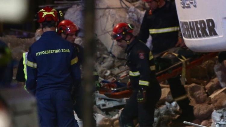 Έκρηξη στην Πλάκα: Ανασύρθηκε νεκρή από τον πρώτο όροφο συνεχίζονται οι έρευνες για τους άλλους 5 αγνοούμενους, δείτε βίντεο