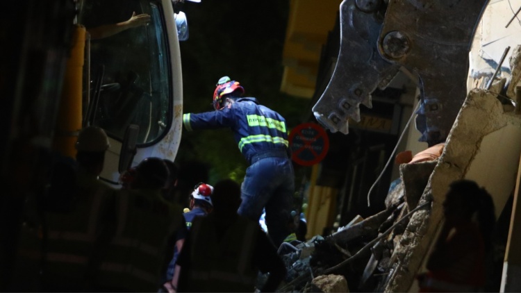 Έκρηξη στην Πλάκα: : Νεκρή εντοπίστηκε γυναίκα στα ερείπια της πολυκατοικίας που κατέρρευσε