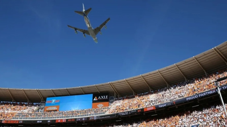 Εντυπωσιακό βίντεο: Το Air Force One πέταξε πάνω από γήπεδο πριν από μεγάλο ματς κολεγιακού φούτμπολ 