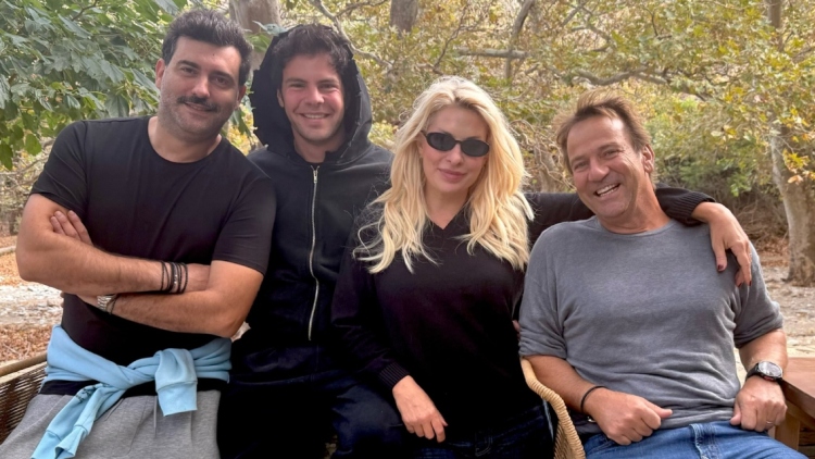 Η Ελένη Μενεγάκη υποδέχθηκε τον Οκτώβριο στην Άνδρο: Τα στιγμιότυπα με τον γιο της, τον σύζυγό της και τον αδελφό της
