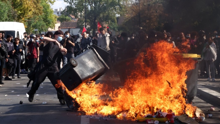 Σχεδόν 2.000 προσαγωγές και 305 τραυματίες αστυνομικοί στις βίαιες μαθητικές κινητοποιήσεις στη Γαλλία, δείτε βίντεο 