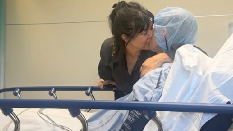 Τράβις Μπάρκερ: Οι φωτογραφίες του από το νοσοκομείο με την Κόρτνεϊ Καρντάσιαν – Η όμορφη σύζυγός μου είναι μαζί μου, έγραψε