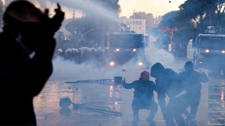 Χάος στα Τίρανα με φωτιές σε υπουργεία και συγκρούσεις διαδηλωτών με την αστυνομία, 29 τραυματίες και 35 συλλήψεις