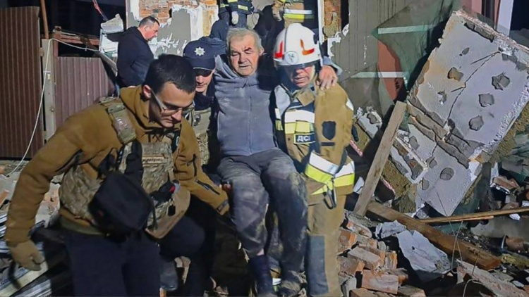 Οκτώ νεκροί και 60 τραυματίες από μαζικές ρωσικές επιθέσεις στην Ουκρανία, πάνω από ένα εκατομμύριο χωρίς ρεύμα 