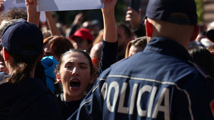 Νέες συγκρούσεις στα Τίρανα με τους φοιτητές να ζητούν από τον Ράμα να παραιτηθεί, πέτρες και δακρυγόνα έξω από το υπουργείο Παιδείας