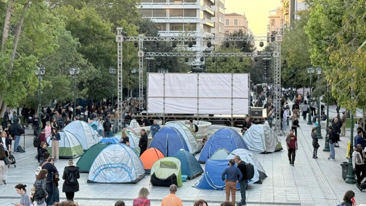 Φοιτητές στήνουν ξανά σκηνές στο Σύνταγμα, δείτε βίντεο και φωτογραφίες

