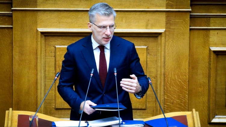 Πέρασε από τη Βουλή η απαγόρευση των social media για παιδιά κάτω των 15 ετών, σύγκρουση Σκέρτσου με την αντιπολίτευση 
