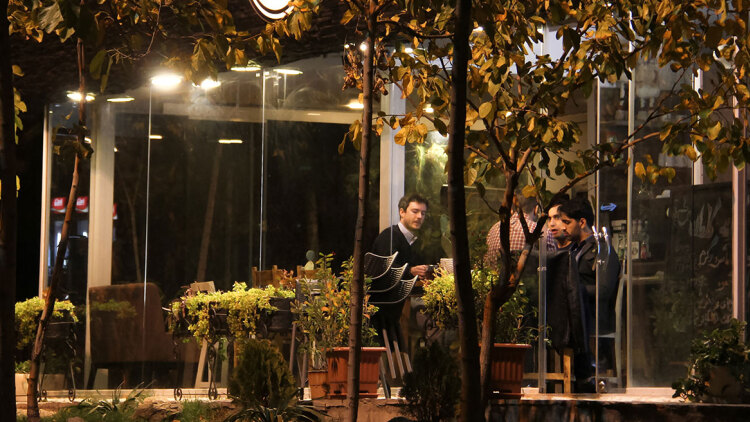 Πώς η κουλτούρα του καφέ υπερνικά τους περιορισμούς των μουλάδων στο Ιράν: Τα καφέ στην Τεχεράνη γεμίζουν από γυναίκες χωρίς μαντήλες αλλά και… αλκοόλ
