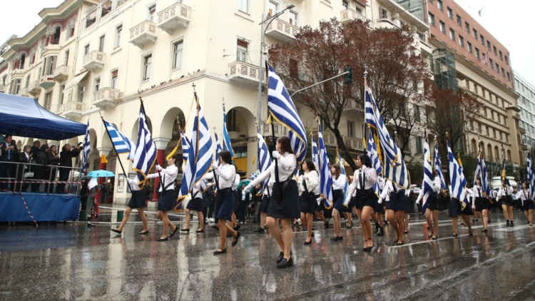 28η Οκτωβρίου: Ποιοι δρόμοι κλείνουν σήμερα σε Αθήνα και Θεσσαλονίκη, πώς θα κινηθούν τα ΜΜΜ και πού ακυρώθηκαν παρελάσεις 