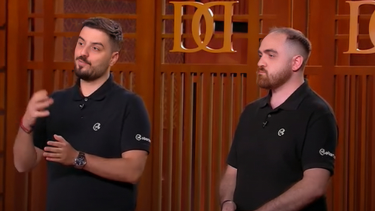 Dragons’ Den: Μία παρέα τεσσάρων προγραμματιστών κάνει το ραντεβού στο μπαρμπέρικο υπόθεση λίγων κλικ