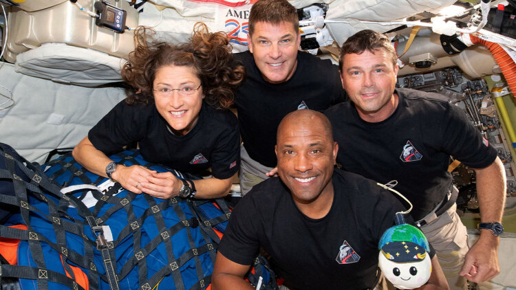 Δείτε live την επιστροφή των τεσσάρων αστροναυτών του Artemis II μετά το ιστορικό ταξίδι στη Σελήνη
