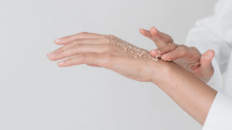 3+1 ιδέες για χειροποίητα body scrubs που υπόσχονται λαμπερό και απαλό δέρμα