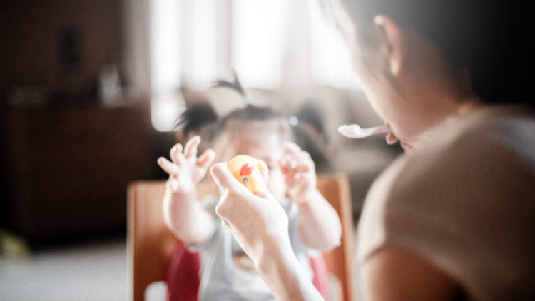 Νταντάδες της γειτονιάς: Ποιοι μπορούν να λάβουν τα 500 ευρώ και πώς λειτουργεί το πρόγραμμα
