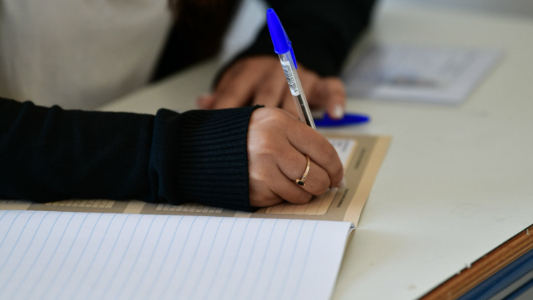 Προσομοίωση Διαγωνίσματος Πανελλαδικών από το φροντιστήριο ΔΙΑΚΡΟΤΗΜΑ στη Νέα Ελληνική Γλώσσα και Λογοτεχνία ΓΕΛ 
