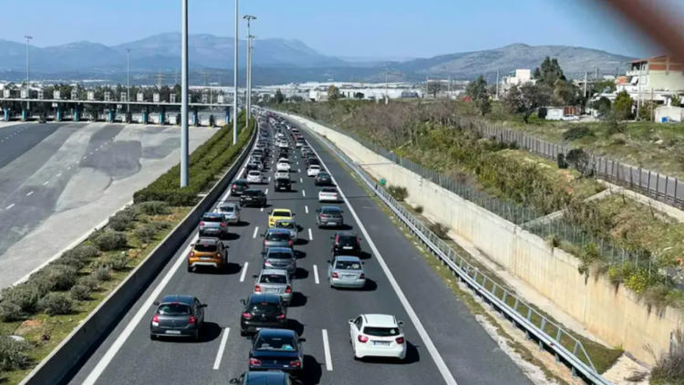 Τροχαίο στην Αττική Οδό μετά τον κόμβο Πεντέλης στο ρεύμα προς Ελευσίνα, κλειστή η αριστερή λωρίδα