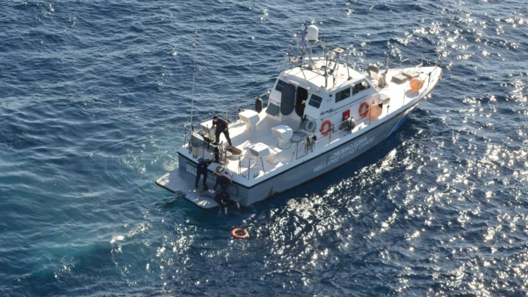 Εντοπισμός λέμβου με 40 μετανάστες νότια της Γαύδου