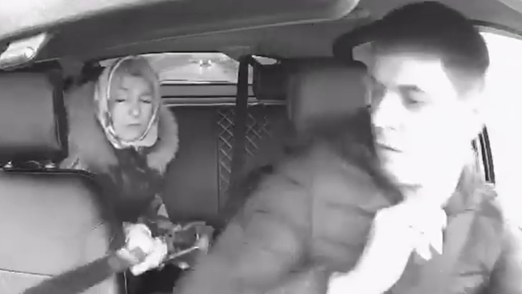  Ρωσία: Γυναίκα έβγαλε ματσέτα επειδή δεν της άρεσε το τραγούδι που διάλεξε ο ταξιτζής - Δείτε βίντεο