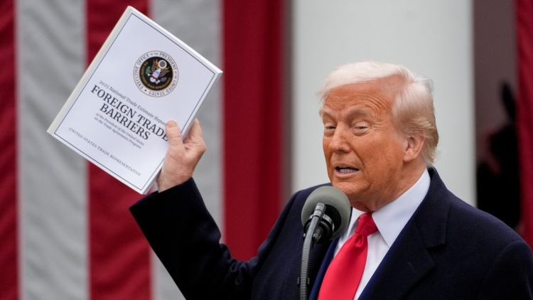 Η κυβέρνηση Τραμπ καταργεί μέρος των δασμών μετά την απόφαση του Ανωτάτου Δικαστηρίου 