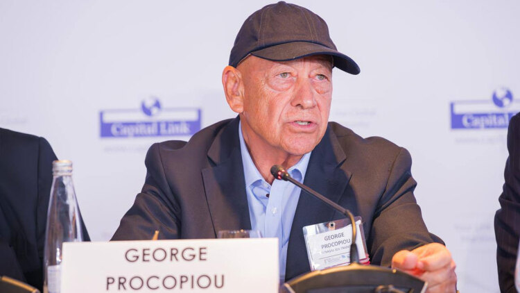 Γιώργος Προκοπίου: Τα πλοία του αψηφούν τους πυραύλους στα Στενά του Ορμούζ, όπως έκαναν παλιότερα ο Ωνάσης κι ο Νιάρχος, γράφει η WSJ