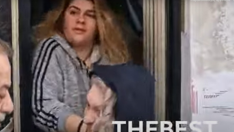 Πάτρα: Η στιγμή που η μάνα της Ρούλας φτάνει στο σπίτι - Την τραβά μέσα η Δήμητρα Πισπιρίγκου, για να μην την λιντσάρουν (βίντεο)
