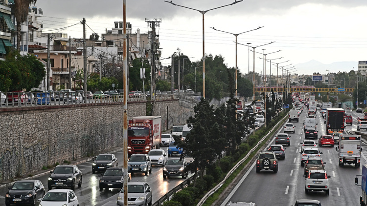 Kίνηση στους δρόμους: Ανατροπή φορτηγού στην Περιφερειακή Αιγάλεω - Κλειστές οι είσοδοι από Διυλιστήρια και Λ. Νάτο