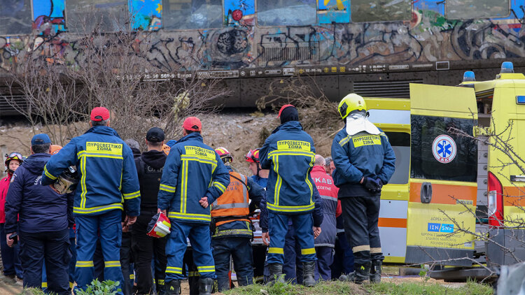 Τραγωδία στα Τέμπη: Ειδικά κλιμάκια με ψυχολόγους δίπλα στους συγγενείς των θυμάτων και τους τραυματίες