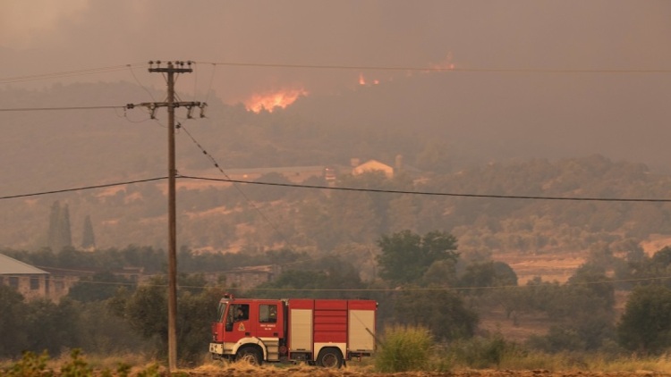 Εύβοια: Φωτιά στην περιοχή Καλύβια 